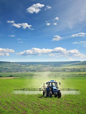 tractor-fertilizing-a-field