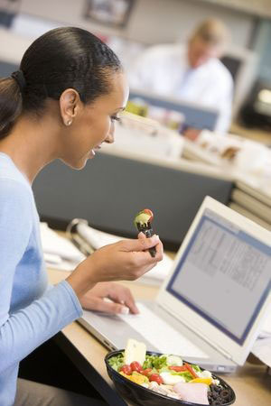 woman-eating-lunch-at-desk